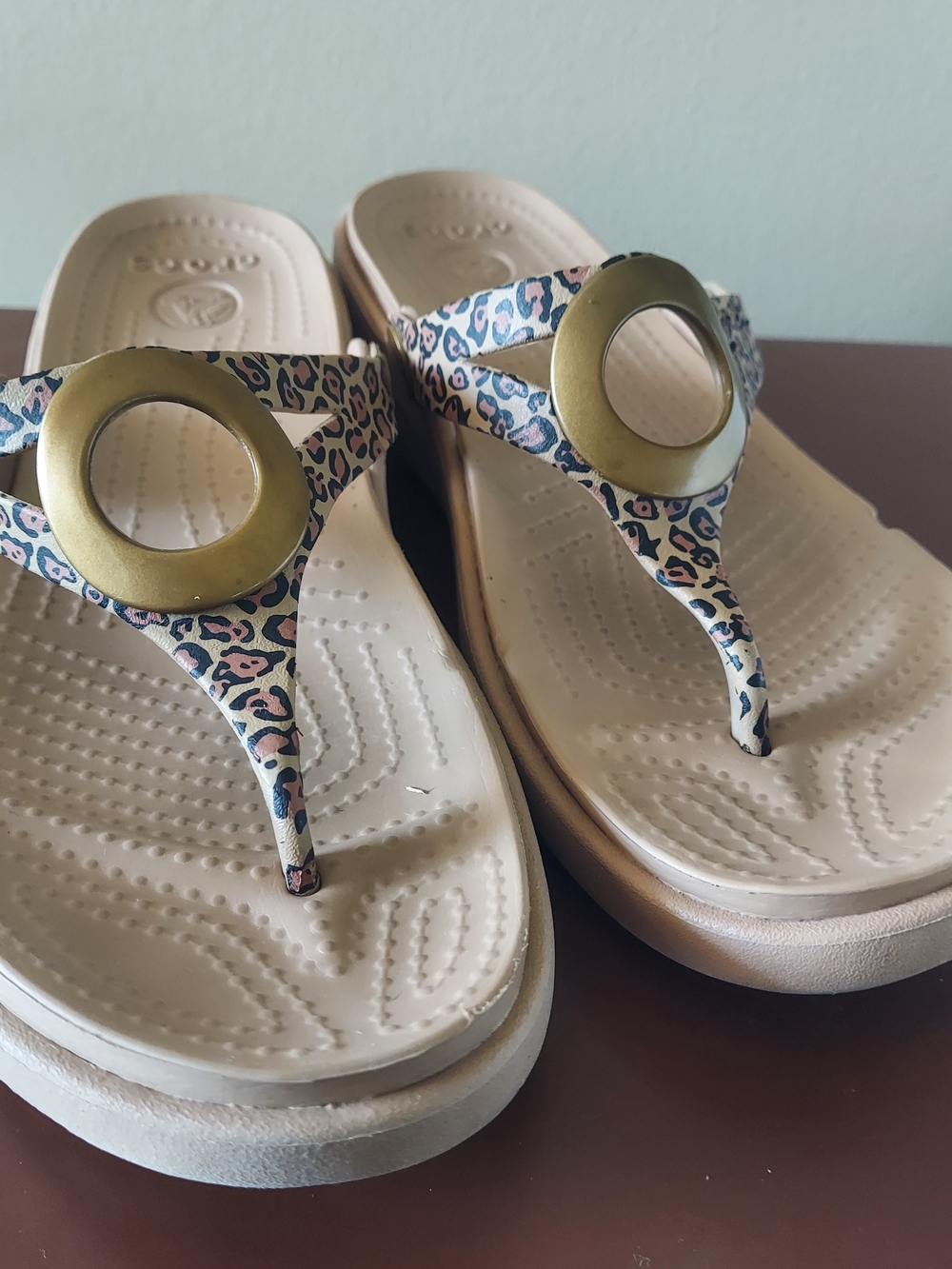 Crocs Sandals in Beige Leopard Print with Gold Accent Size 7